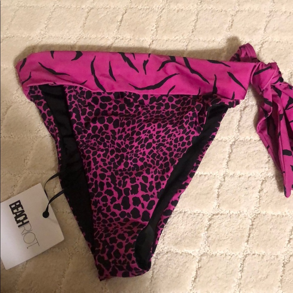 BEACH RIOT swim bottoms NWT SIZE m